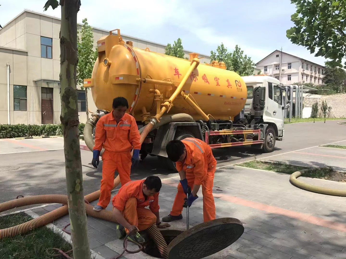 汉滨管道疏通车停在窨井附近