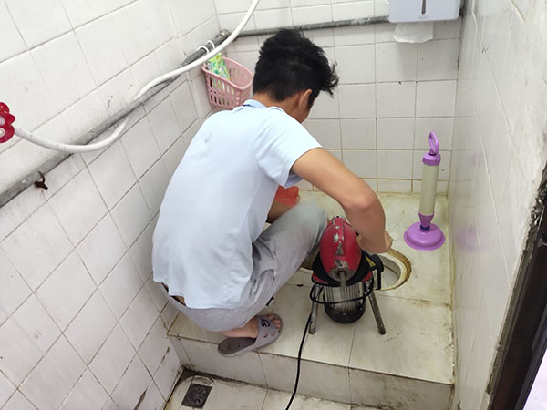 汉滨管道堵塞冒臭气 专业师傅现场解决问题